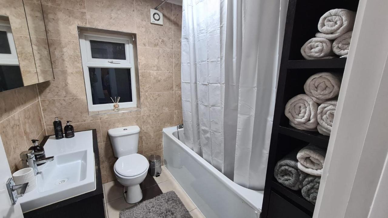 Luxury 1 Bedroom Flat In The Heart Of Wood Green Londra Dış mekan fotoğraf