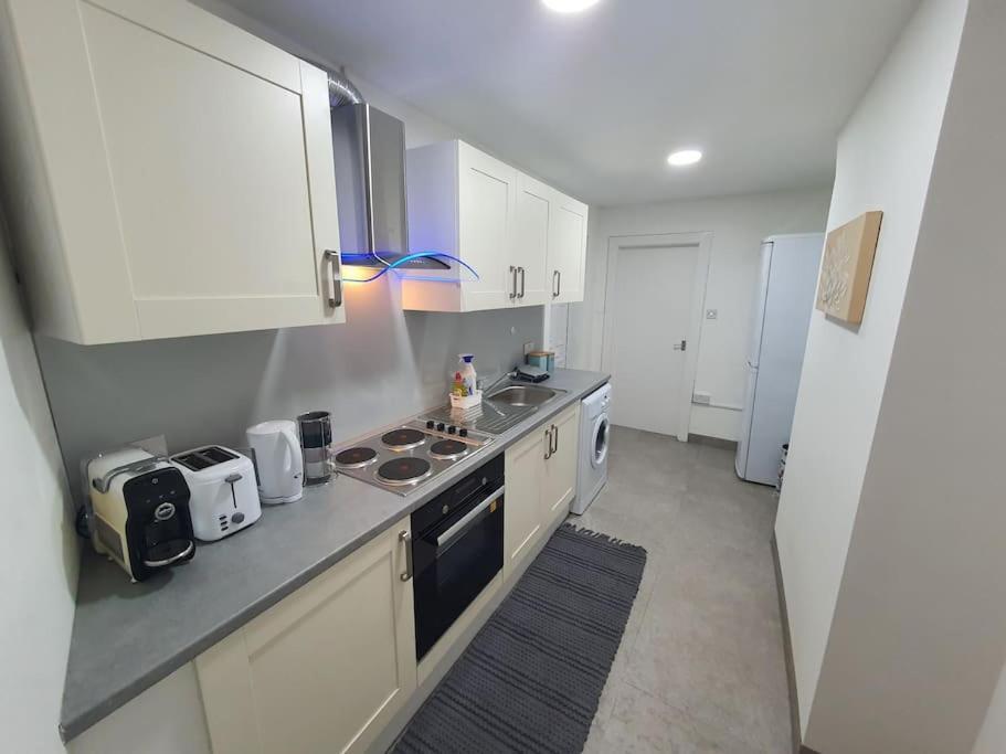 Luxury 1 Bedroom Flat In The Heart Of Wood Green Londra Dış mekan fotoğraf